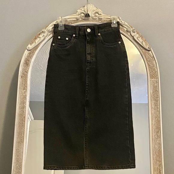 Zara Dresses & Skirts - Zara black denim midi skirt